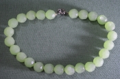 Бусы, ожерелье, 43 см. Светло зеленый камень, нефрит. Огранка. Бусы, ожерелье, 43 см. Светло зеленый камень, нефрит. Огранка.