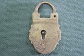Замок старинный миниатюрный навесной. Латунь. Клеймо Варыпаев. Царская Россия. Замок старинный миниатюрный навесной. Латунь. Клеймо Варыпаев. Царская Россия.