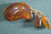 Брошь, брошка янтарная, с подвесками. Брошь, брошка янтарная, с подвесками.