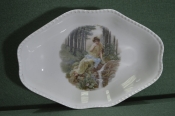 Блюдо фарфоровое старинное сюжетное Блюдо фарфоровое старинное сюжетное