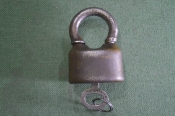 Замок навесной с ключом. НКМП. Артель Красный штамп. СССР. 1930е. Замок навесной с ключом. НКМП. Артель Красный штамп. СССР. 1930е.