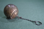 Ситечко чайное в форме шара. Старинное, на цепочке. Ситечко чайное в форме шара. Старинное, на цепочке.