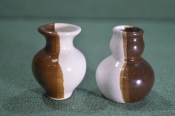 Вазочки керамические. Кукольные, мини. Двухцветные. Керамика. 2 штуки одним лотом. Вазочки керамические. Кукольные, мини. Двухцветные. Керамика. 2 штуки одним лотом.