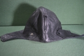 Шлем летный кожаный, 1940 - 1950 -е годы. Авиация. Без одного хлястика. Шлем летный кожаный, 1940 - 1950 -е годы. Авиация. Без одного хлястика.