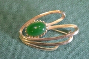 Брошь, брошка с зеленой вставкой. Металл. Брошь, брошка с зеленой вставкой. Металл.