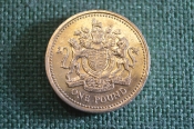 Монета 1 фунт 2003 год. One pound. Королевский герб. Елизавета II, Великобритания. Монета 1 фунт 2003 год. One pound. Королевский герб. Елизавета II, Великобритания.
